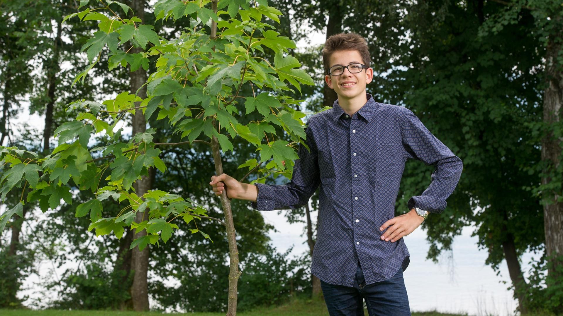 Felix Finkbeiner, der Initiator der Umweltschutzorganisation "Plant for the Planet", posiert in Uffing am Staffelsee neben einem jungen Baum. Felix Finkbeiner, der Initiator der Umweltschutzorganisation "Plant for the Planet", posiert in Uffing am Staffelsee neben einem jungen Baum.