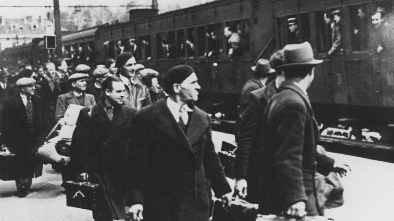 Juden im Mai 1941 vor ihrer Deportation nach Auschwitz auf dem Bahnsteig von Pithiviers in Frankreich. Juden im Mai 1941 vor ihrer Deportation nach Auschwitz auf dem Bahnsteig von Pithiviers in Frankreich.
