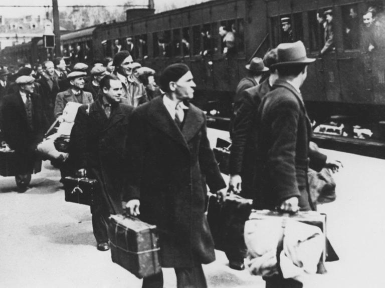 Juden im Mai 1941 vor ihrer Deportation nach Auschwitz auf dem Bahnsteig von Pithiviers in Frankreich.