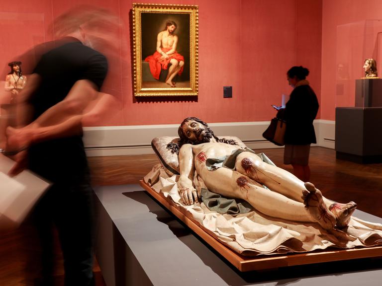 Besucher schauen sich in Berlin in der Gemäldegalerie das Werk "Der tote Christus" des spanischen Künstlers Gregorio Fernandez an.