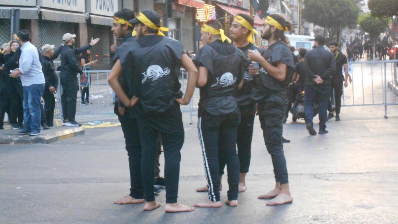 Junge Hisbollah-Mitglieder im Libanon mit dem gelbem Stirnband der Partei. Junge Hisbollah-Mitglieder im Libanon mit dem gelbem Stirnband der Partei.