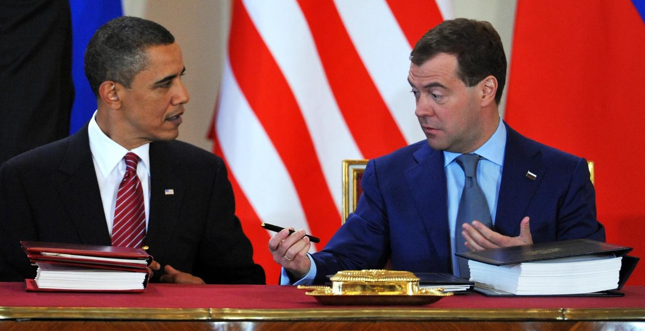 2010 unterzeichnten der US- und der russische Präsident Barack Obama (l.) und Dmitri Medwedew den New-START-Abrüstungsvertrag. 2021 läuft er aus. 2010 unterzeichnten der US- und der russische Präsident Barack Obama (l.) und Dmitri Medwedew den New-START-Abrüstungsvertrag. 2021 läuft er aus.
