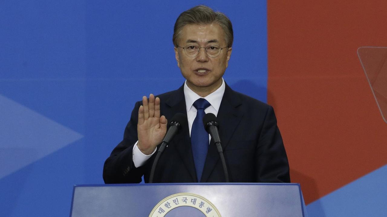 Südkoreas neuer Präsident Moon Jae-In legt seinen Amtseid ab. Südkoreas neuer Präsident Moon Jae-In legt seinen Amtseid ab.
