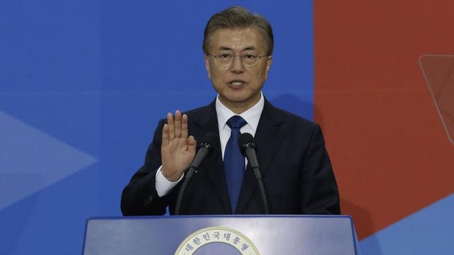Südkoreas neuer Präsident Moon Jae-In legt seinen Amtseid ab.