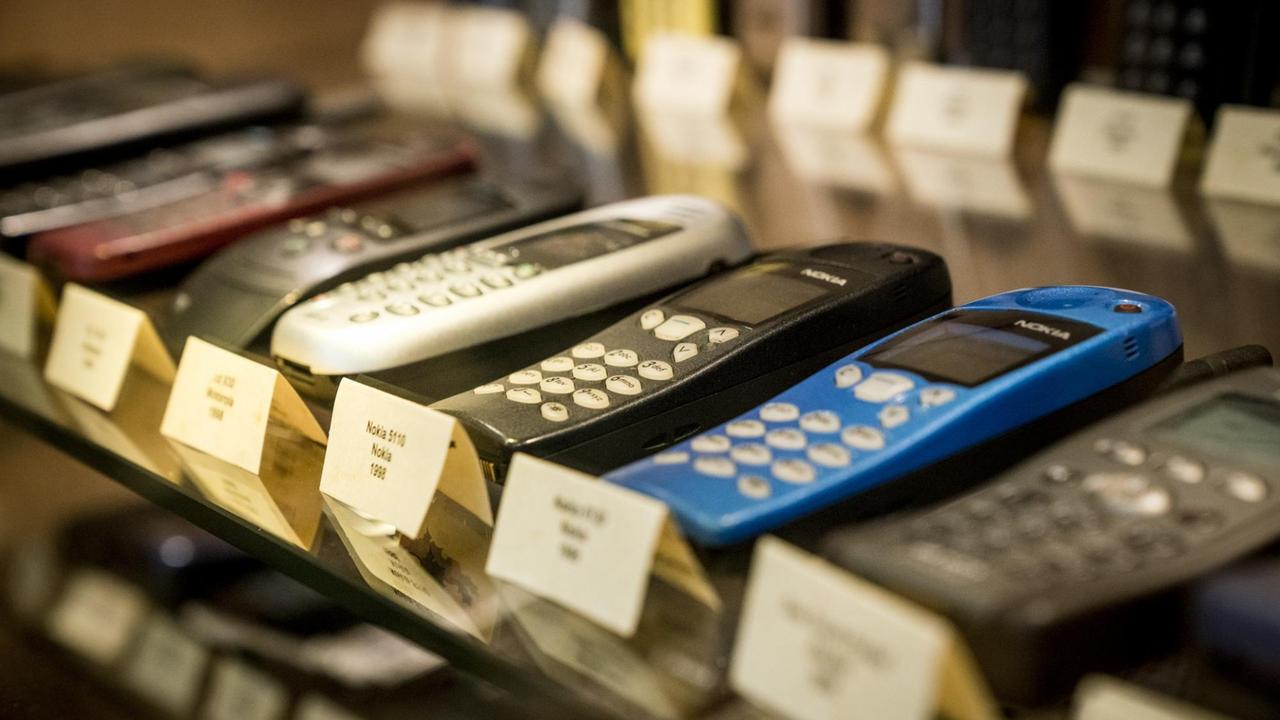 Mobiltelefone in einer Reihe liegend Mobiltelefone in einer Reihe liegend