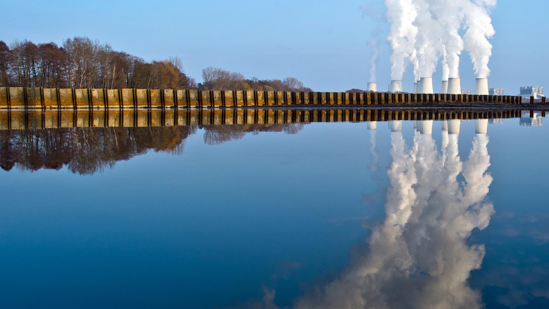 Wasserdampf steigt aus den Kühltürmen eines Braunkohlekraftwerkes in Jänschwalde und spiegelt sich dabei in einem abgelassenen Fischteich. Die Kraftwerkstechnologie ist in der Klima-Debatte schon lange ein Zankapfel. Laut Greenpeace zählt Jänschwalde zu den fünf klimaschädlichsten Braunkohlekraftwerken in Europa. Wasserdampf steigt aus den Kühltürmen eines Braunkohlekraftwerkes in Jänschwalde und spiegelt sich dabei in einem abgelassenen Fischteich. Die Kraftwerkstechnologie ist in der Klima-Debatte schon lange ein Zankapfel. Laut Greenpeace zählt Jänschwalde zu den fünf klimaschädlichsten Braunkohlekraftwerken in Europa.