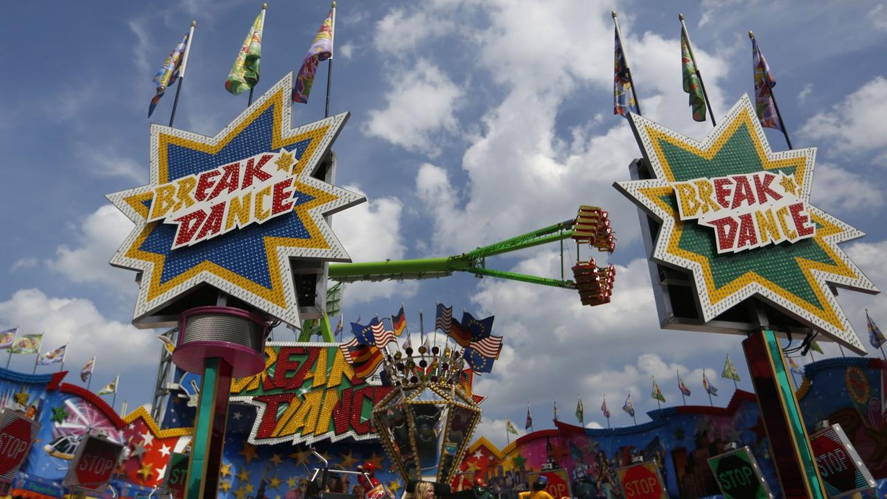 Das Fahrgeschäft "Breakdance" ist am 01.08.2014 bei der Eröffnung der Cranger Kirmes in Herne (Nordrhein-Westfalen) zu sehen.