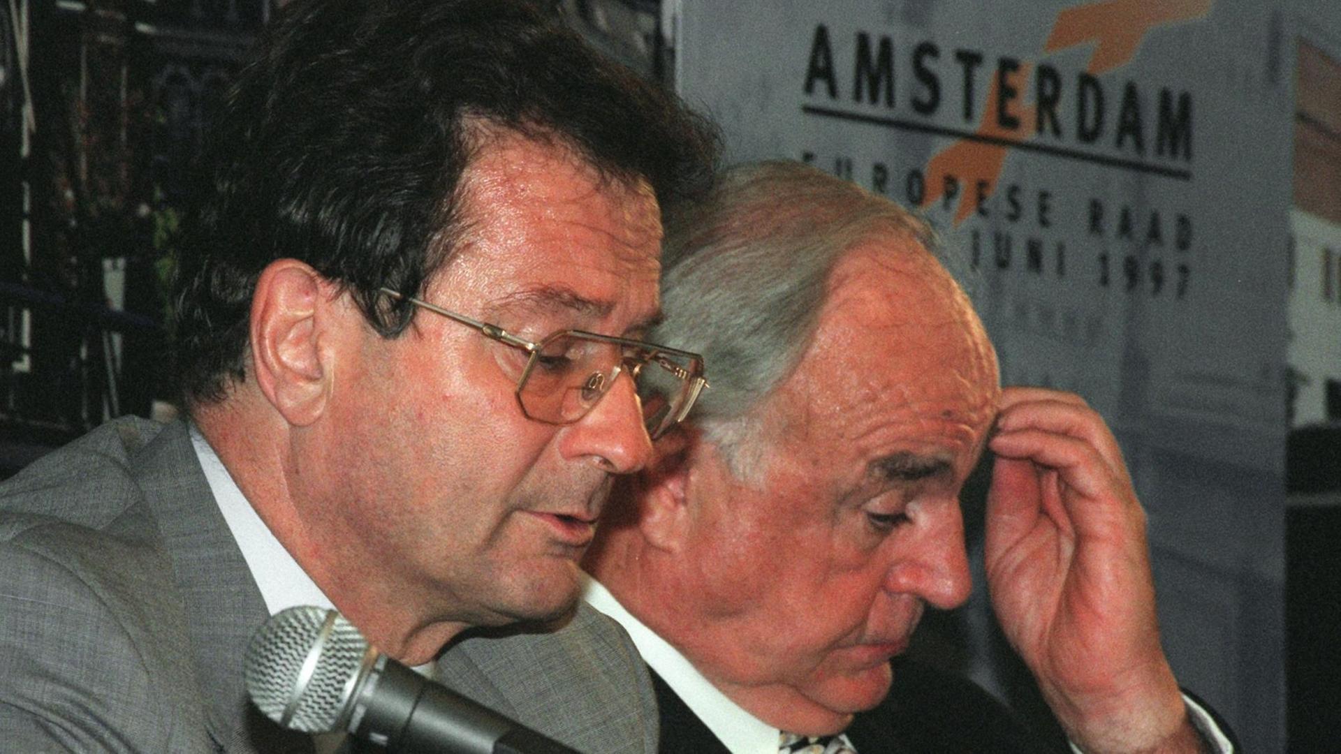 Bundeskanzler Helmut Kohl und Bundesaußenminister Klaus Kinkel (l) nach einem 17stündigen Verhandlungsmarathon beim Amsterdamer EU-Gipfel. Bundeskanzler Helmut Kohl und Bundesaußenminister Klaus Kinkel (l) nach einem 17stündigen Verhandlungsmarathon beim Amsterdamer EU-Gipfel.
