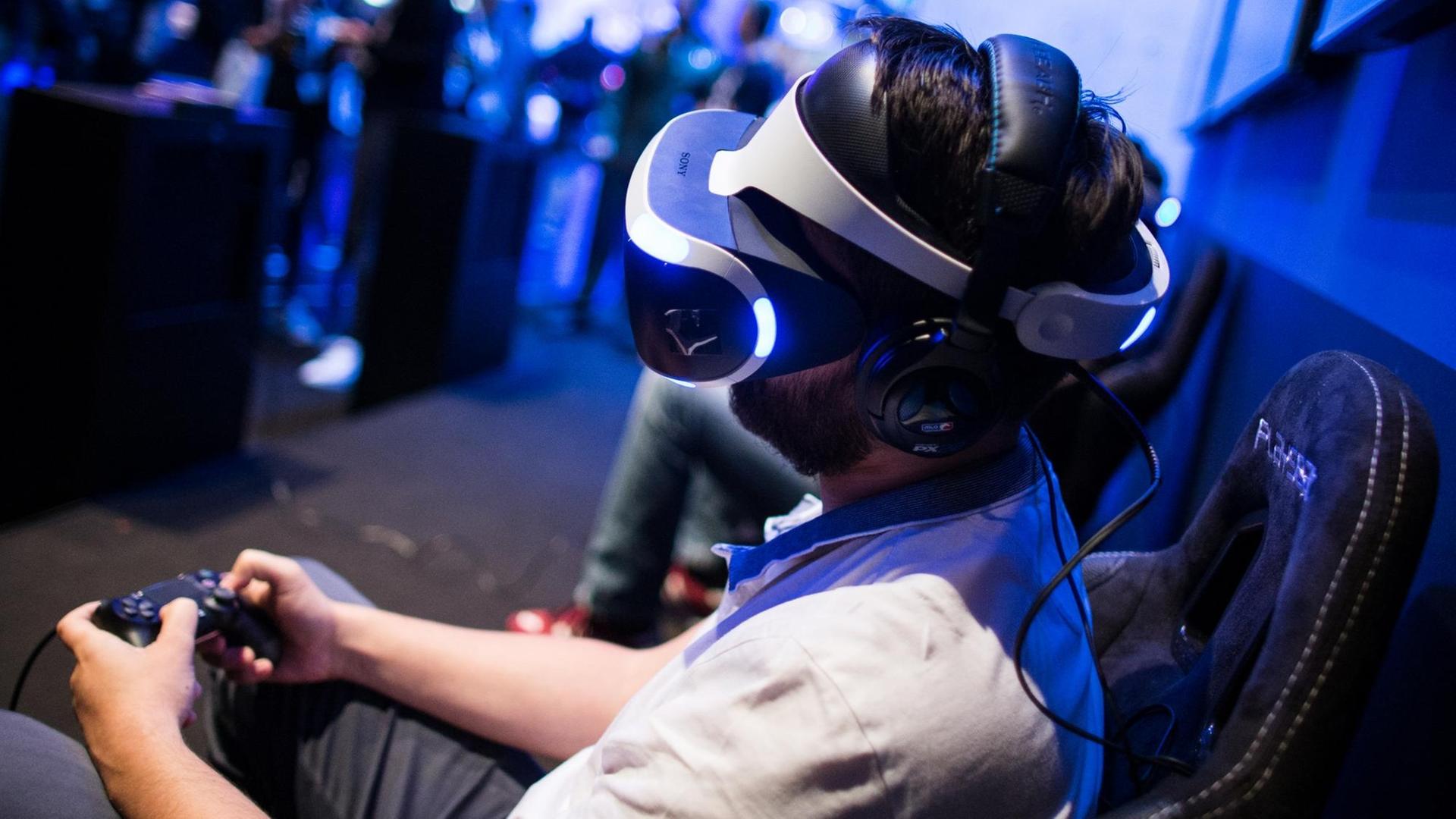 Ein Fachbesucher testet in Köln auf der Spielemesse Gamescom mit der VR-Brille (Virtual Reality) ein Computerspiel. Ein Fachbesucher testet in Köln auf der Spielemesse Gamescom mit der VR-Brille (Virtual Reality) ein Computerspiel.