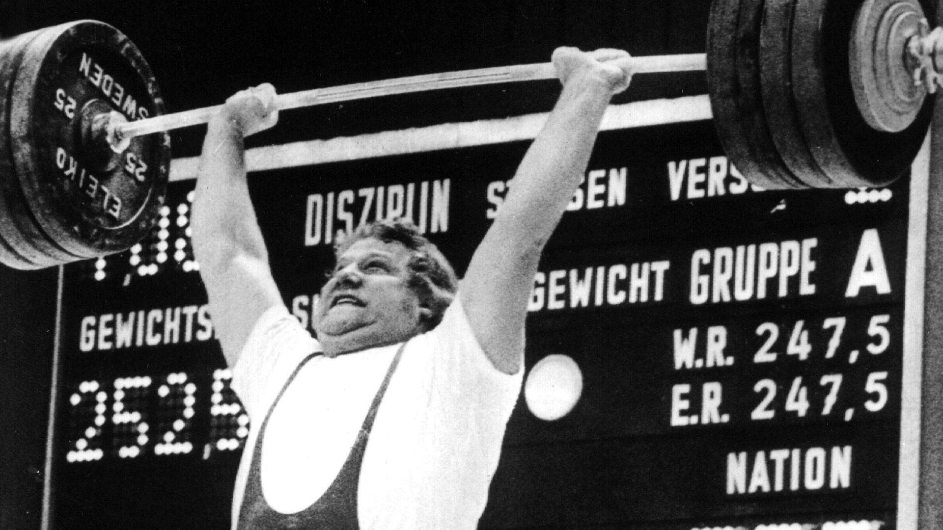 DDR-Gewichtheber Gerd Bonk in Aktion in einer undatierten Archivaufnahme aus dem Jahr 1976. Der Zweikampf-Europameister gewinnt bei den Olympischen Spielen 1976 in Montreal mit einer Gesamtlast von 405 kg die Silbermedaille im Superschwergewicht (über 110 kg). DDR-Gewichtheber Gerd Bonk in Aktion in einer undatierten Archivaufnahme aus dem Jahr 1976. Der Zweikampf-Europameister gewinnt bei den Olympischen Spielen 1976 in Montreal mit einer Gesamtlast von 405 kg die Silbermedaille im Superschwergewicht (über 110 kg).