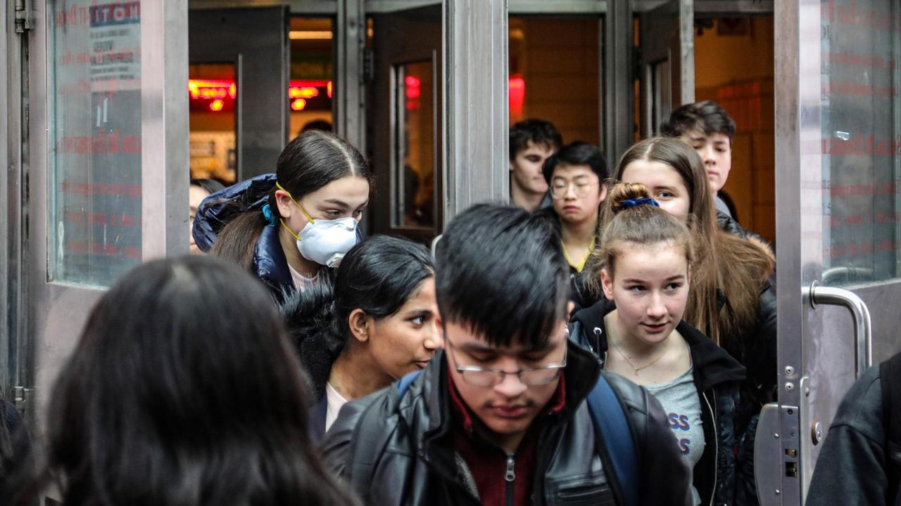 New York: Schüler kommen nach Unterrichtsschluss aus der Stuyyesant High School (Archivbild von März 2020). New York: Schüler kommen nach Unterrichtsschluss aus der Stuyyesant High School (Archivbild von März 2020).