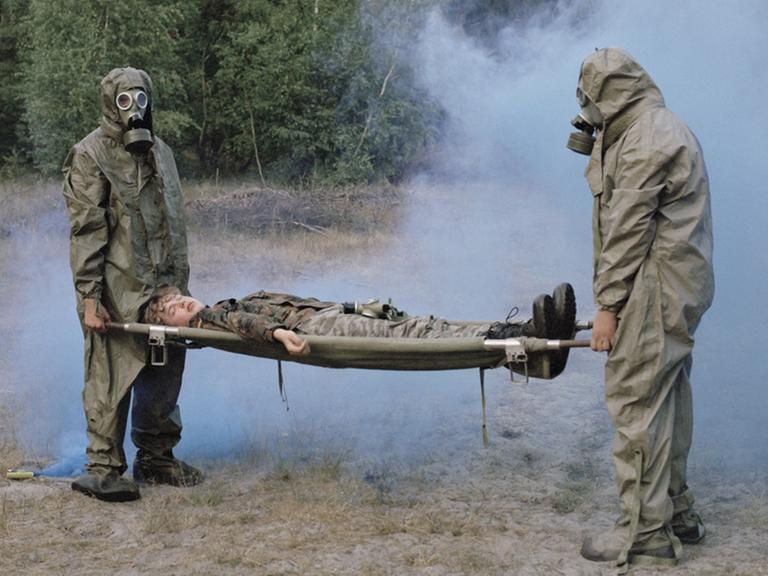 Jungen im Militärlager bei einer Übung, bei der ein Notfall wegen Luftverschmutzung simuliert wird in Mrzezyno, Polen.