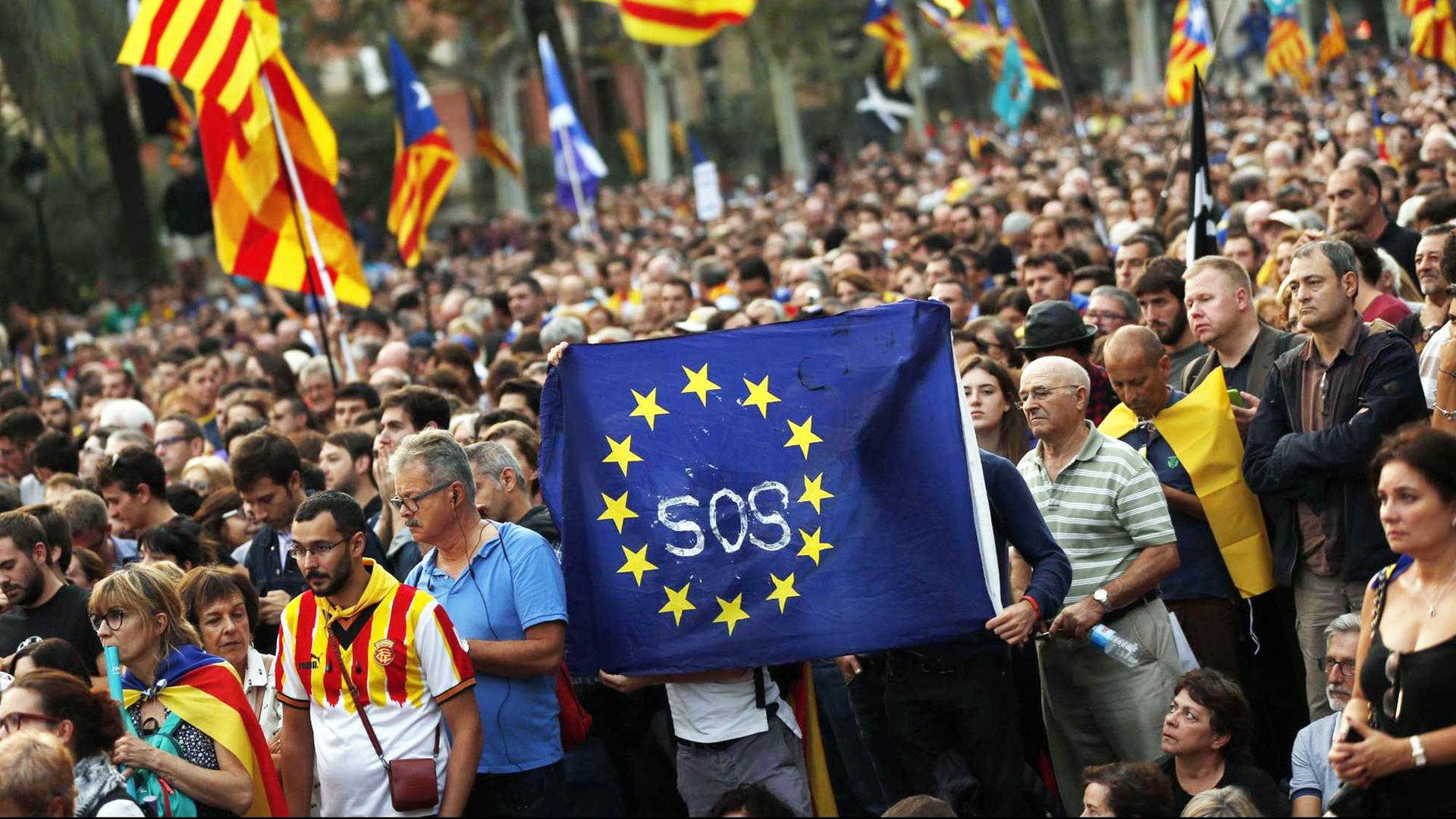 Unterstützer der Unabhängigkeit Kataloniens demonstrieren am 10.10.2017 in Barcelona, Spanien, und halten eine Europa-Flagge hoch. Puigdemont hat die angekündigte Unabhängigkeit von Spanien verschoben und zu Gesprächen aufgerufen. Unterstützer der Unabhängigkeit Kataloniens demonstrieren am 10.10.2017 in Barcelona, Spanien, und halten eine Europa-Flagge hoch. Puigdemont hat die angekündigte Unabhängigkeit von Spanien verschoben und zu Gesprächen aufgerufen.