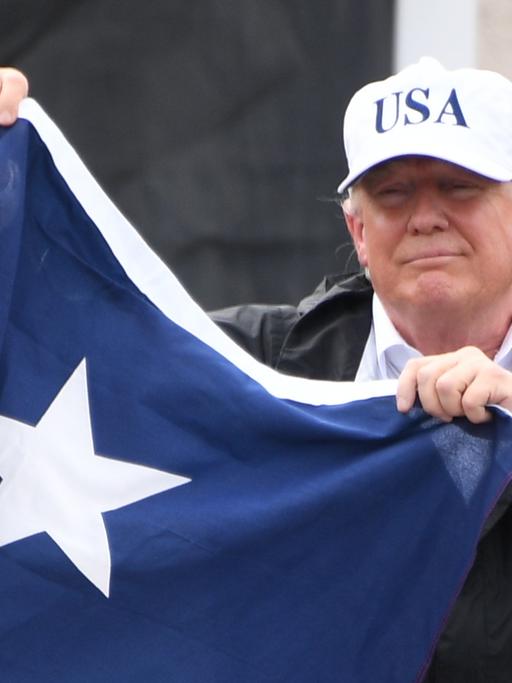 US-Präsident Donald Trump hält bei einem Besuch in Texas die Flagge von Texas hoch.