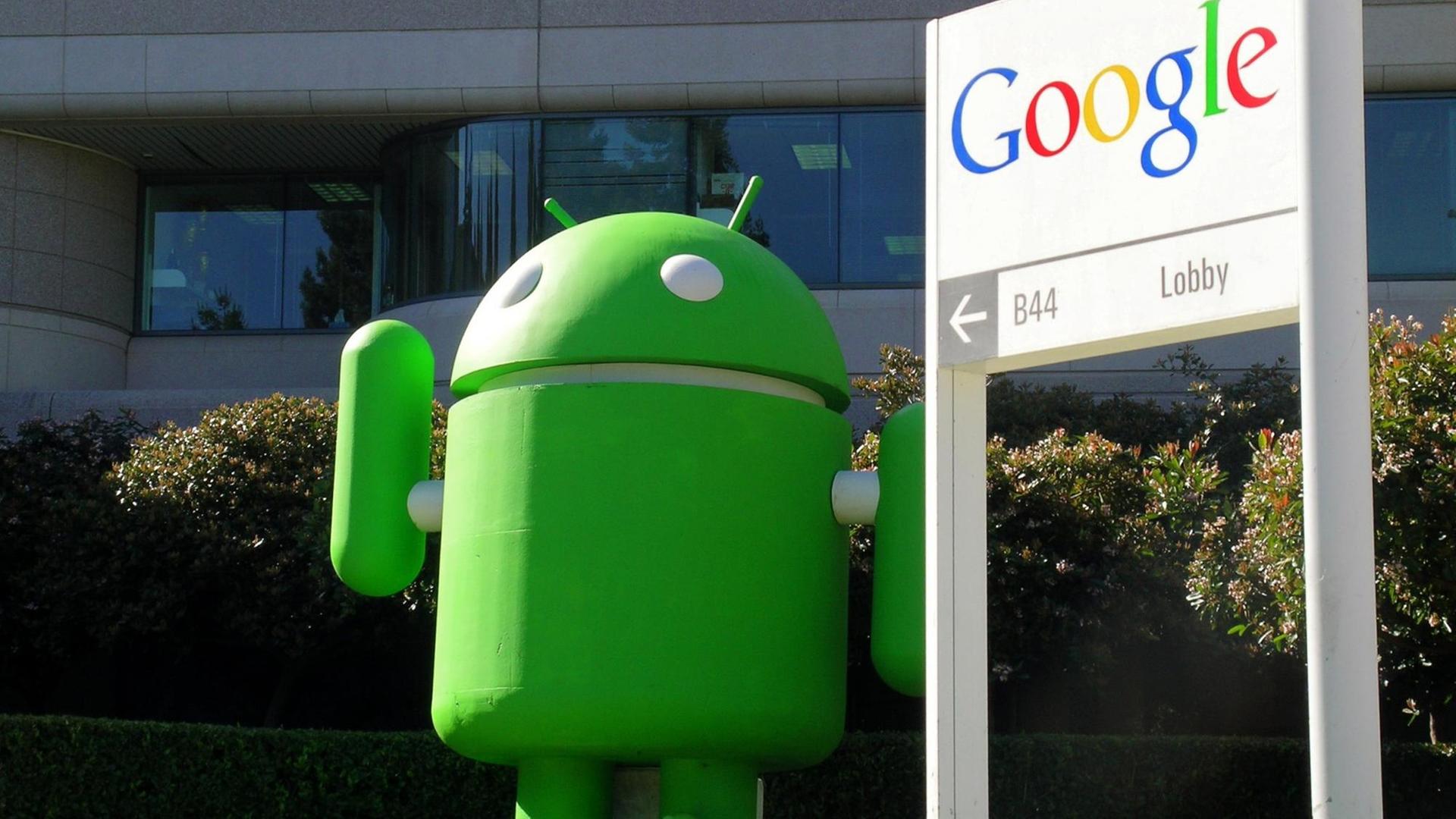 Ein riesiges grünes Robotermännchen - Maskottchen für das Google-Betriebssystem Android - steht vor dem Eingang des amerikanischen Internet-Konzerns Google in Mountain View. Ein riesiges grünes Robotermännchen - Maskottchen für das Google-Betriebssystem Android - steht vor dem Eingang des amerikanischen Internet-Konzerns Google in Mountain View.