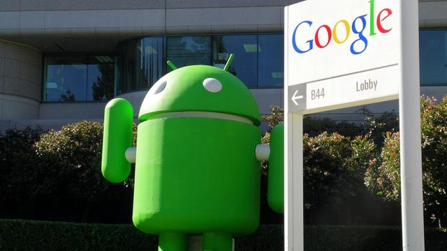 Ein riesiges grünes Robotermännchen - Maskottchen für das Google-Betriebssystem Android - steht vor dem Eingang des amerikanischen Internet-Konzerns Google in Mountain View.