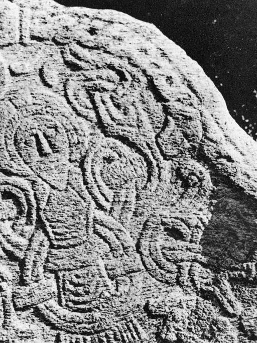 Der Runenstein wurde von Koenig Harald Blauzahn errichtet und zeigt eine Jesus Darstellung mit starken stilistischen Einflüssen der vormaligen Formensprache. (Um 965 n.Chr.)