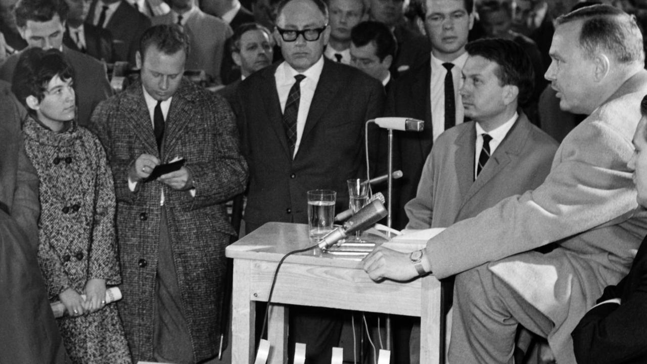 Der Verlagsdirektor des Spiegel, Hans Detlev Becker (r., am Rednerpult), und Spiegel-Chefredakteur Johannes K. Engel (links daneben), am 29.10.1962 auf einer Betriebsversammlung zur "Spiegel"!-Affäre. Der Verlagsdirektor des Spiegel, Hans Detlev Becker (r., am Rednerpult), und Spiegel-Chefredakteur Johannes K. Engel (links daneben), am 29.10.1962 auf einer Betriebsversammlung zur "Spiegel"!-Affäre.