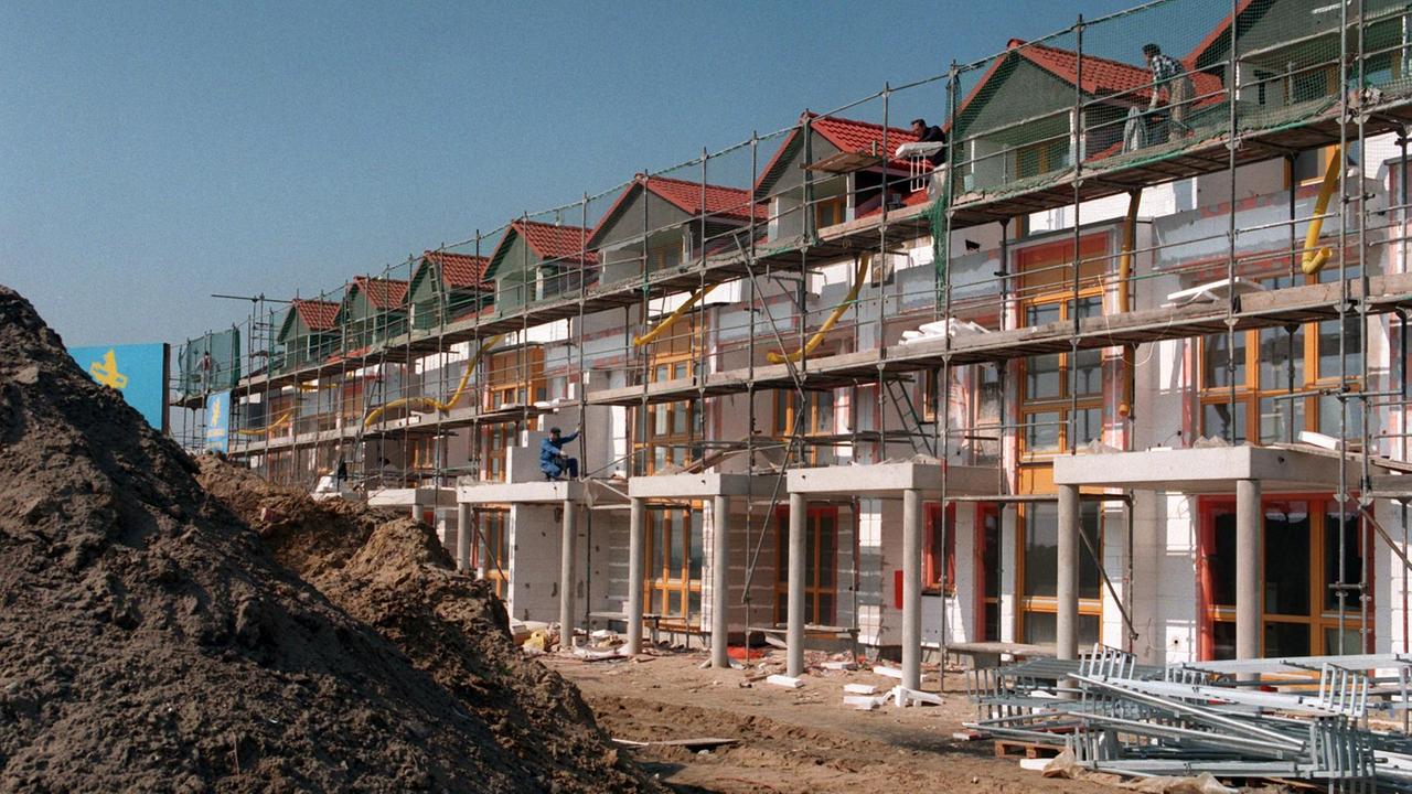 Berlin wächst - am Stadtrand werden neue Häuser gebaut. Berlin wächst - am Stadtrand werden neue Häuser gebaut.