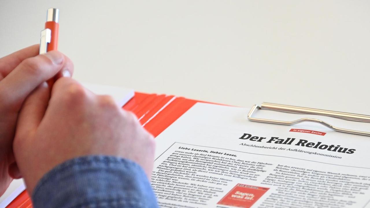 24.05.2019, Hamburg: Der Abschlussbericht zur Fälschungsaffäre Relotius liegt während der Präsentation auf einem Tisch im Verlagsgebäude. Gut fünf Monate nach Bekanntwerden des Fälschungsfalls um den Reporter Claas Relotius hat der «Spiegel» einen Abschlussbericht zu der Affäre vorgelegt. Der «Spiegel»-Verlag in Hamburg hatte die Fälschungen im Dezember 2018 öffentlich gemacht. Dem «Spiegel» zufolge waren seit 2011 rund 60 Texte im Heft und bei «Spiegel Online» erschienen, die der Journalist geschrieben hat oder an denen er beteiligt war. Darin hatte Relotius zum Teil Protagonisten und Szenen erfunden.. Foto: Marcus Brandt/dpa | Verwendung weltweit 24.05.2019, Hamburg: Der Abschlussbericht zur Fälschungsaffäre Relotius liegt während der Präsentation auf einem Tisch im Verlagsgebäude. Gut fünf Monate nach Bekanntwerden des Fälschungsfalls um den Reporter Claas Relotius hat der «Spiegel» einen Abschlussbericht zu der Affäre vorgelegt. Der «Spiegel»-Verlag in Hamburg hatte die Fälschungen im Dezember 2018 öffentlich gemacht. Dem «Spiegel» zufolge waren seit 2011 rund 60 Texte im Heft und bei «Spiegel Online» erschienen, die der Journalist geschrieben hat oder an denen er beteiligt war. Darin hatte Relotius zum Teil Protagonisten und Szenen erfunden.. Foto: Marcus Brandt/dpa | Verwendung weltweit