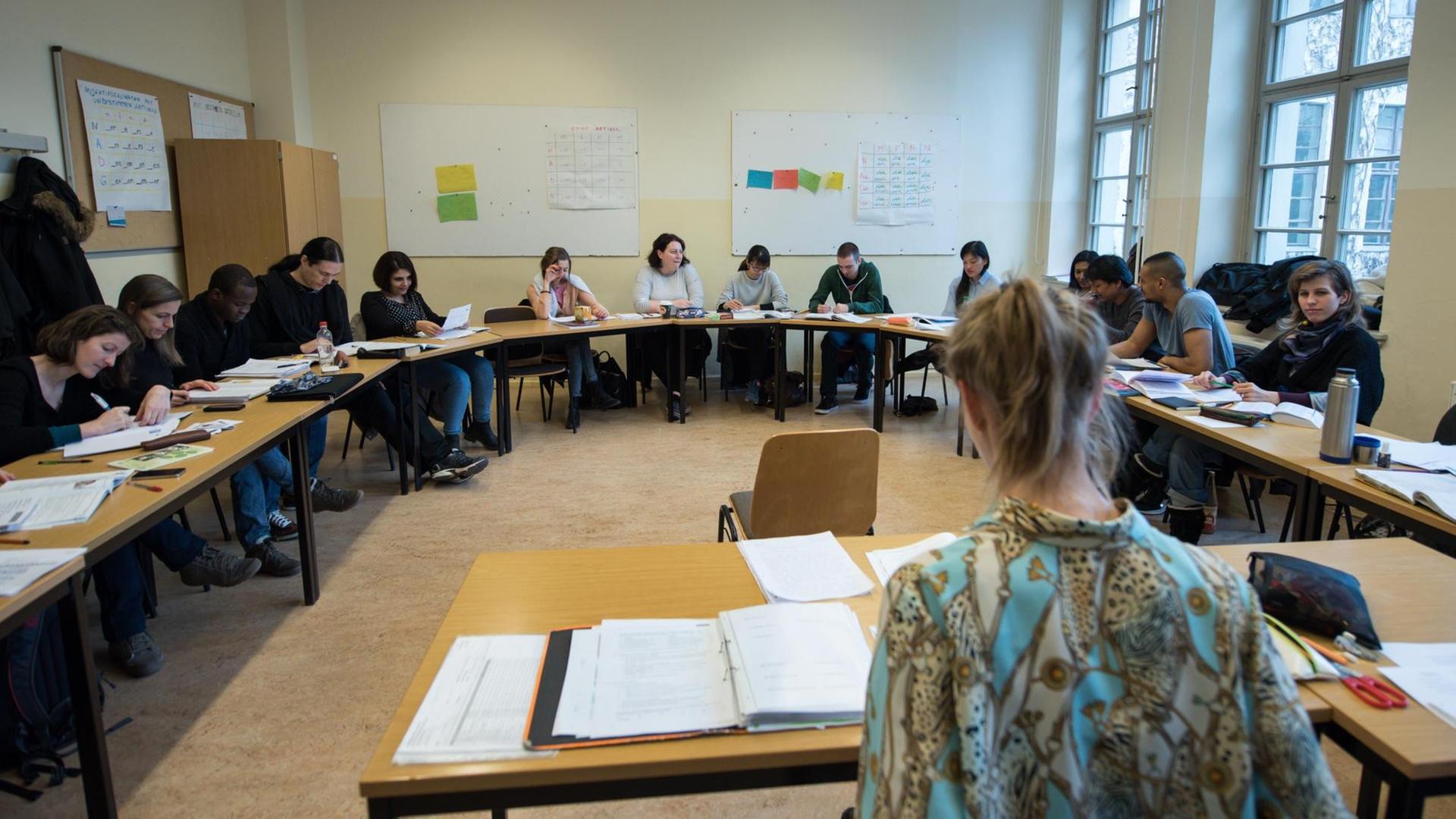 Ein Integrationskurs an der Volkshochschule in Berlin-Mitte. Die Volkshochschule in Mitte ist nach eigenen Angaben der größte Anbieter für Integrations-Sprachkurse in Deutschland. Ein Integrationskurs an der Volkshochschule in Berlin-Mitte. Die Volkshochschule in Mitte ist nach eigenen Angaben der größte Anbieter für Integrations-Sprachkurse in Deutschland.