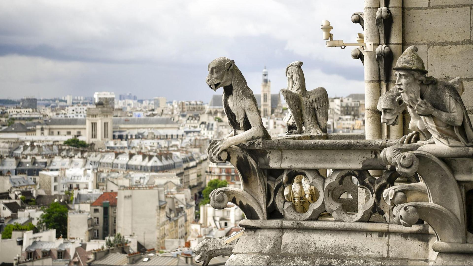 Zwei Skulpturen auf dem Dach der Pariser Kathedrale Notre-Dame (2017). Zwei Skulpturen auf dem Dach der Pariser Kathedrale Notre-Dame (2017).