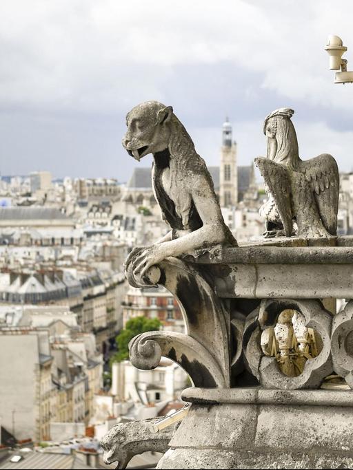 Zwei Skulpturen auf dem Dach der Pariser Kathedrale Notre-Dame (2017).