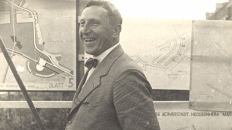 Ernst May vor Siedlungsplänen, Frankfurt, ca. 1927 Ernst May vor Siedlungsplänen, Frankfurt, ca. 1927