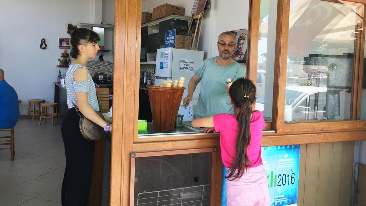 Eisdielenbesitzer Aksöy in Findikli zog durch seine Kritik den Zorn der AKP auf sich.