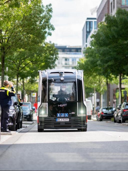 Der autonom fahrenden Heat-Bus fährt während der Presseveranstaltung zum Start des Fahrgastbetriebes des Gefährts durch die Hafencity.