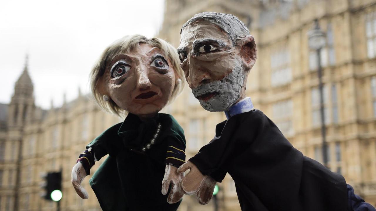 Zwei Brexit-Gegner halten am 08.06.2017 vor dem Westminsterpalast in London (Großbritannien) zwei Handpuppen hoch, die Premierministerin und Vorsitzende der Konservativen, Theresa May (l), sowie den Vorsitzenden der Labour-Partei, Jeremy Corbyn, zeigen. Zwei Brexit-Gegner halten am 08.06.2017 vor dem Westminsterpalast in London (Großbritannien) zwei Handpuppen hoch, die Premierministerin und Vorsitzende der Konservativen, Theresa May (l), sowie den Vorsitzenden der Labour-Partei, Jeremy Corbyn, zeigen.
