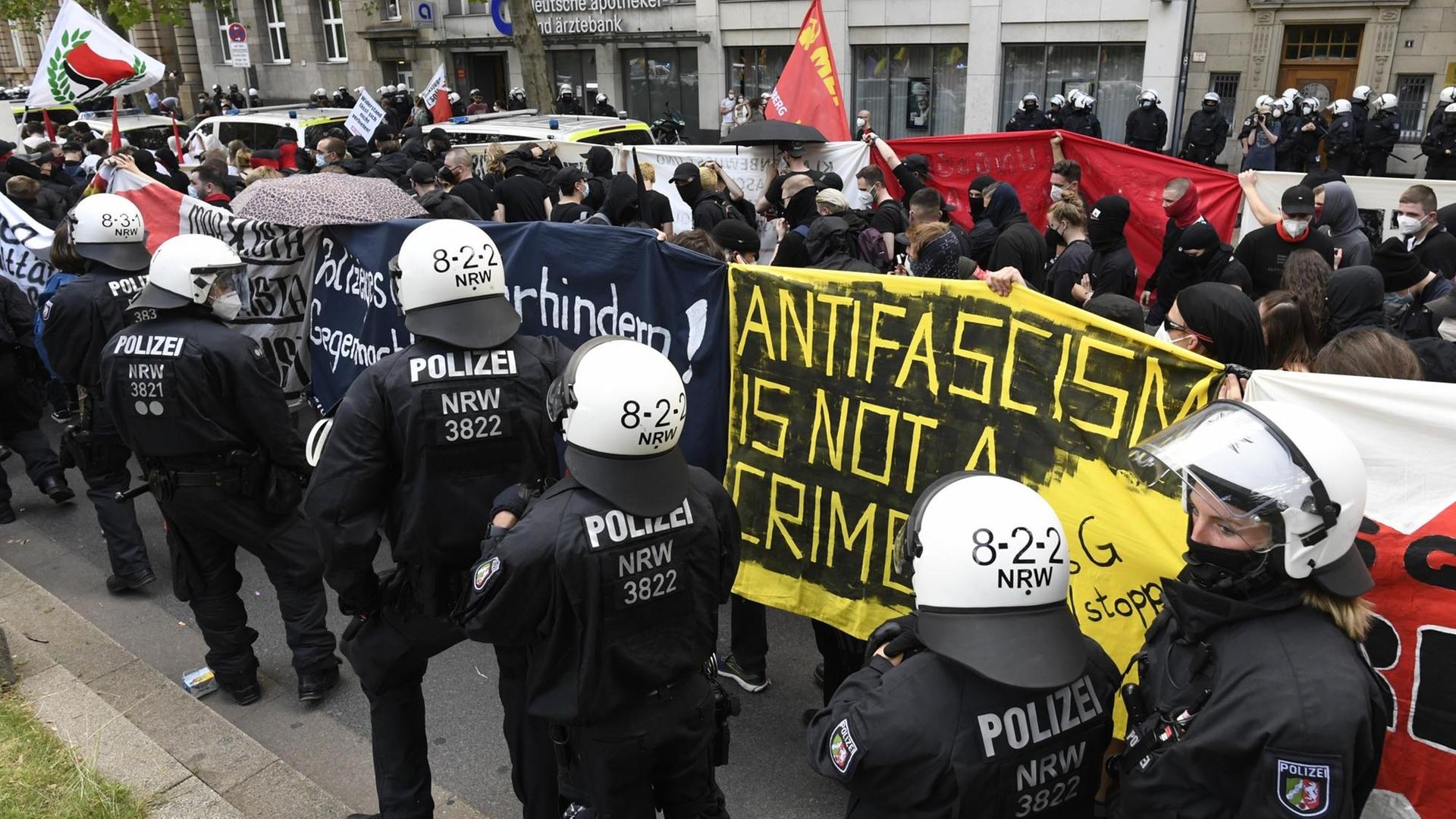 Polizisten begleiten einen Protestzug gegen das geplante Versammlungsgesetz für Nordrhein-Westfalen.