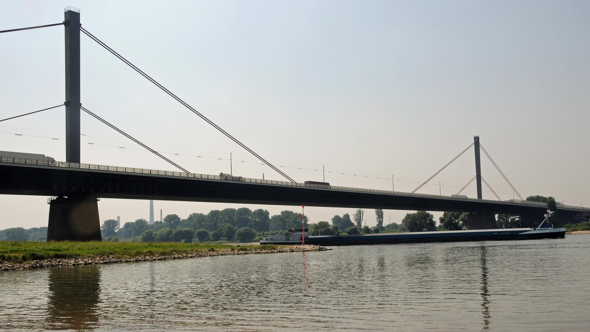 Die 700 Meter lange Leverkusener Rheinbrücke überspannt den Rhein auf der A1 zwischen Leverkusen-Wiesdorf und Köln-Merkenich. Die 1965 in den Dienst gestellt Brücke ist die meistbefahrene in Nordrhein-Westfalen und muss abgerissen werden. Die 700 Meter lange Leverkusener Rheinbrücke überspannt den Rhein auf der A1 zwischen Leverkusen-Wiesdorf und Köln-Merkenich. Die 1965 in den Dienst gestellt Brücke ist die meistbefahrene in Nordrhein-Westfalen und muss abgerissen werden.