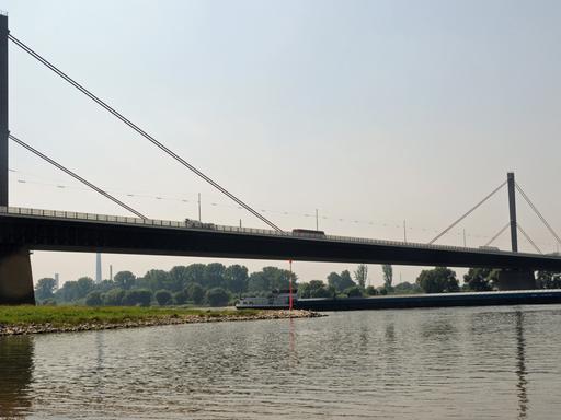 Die 700 Meter lange Leverkusener Rheinbrücke überspannt den Rhein auf der A1 zwischen Leverkusen-Wiesdorf und Köln-Merkenich. Die 1965 in den Dienst gestellt Brücke ist die meistbefahrene in Nordrhein-Westfalen und muss abgerissen werden.