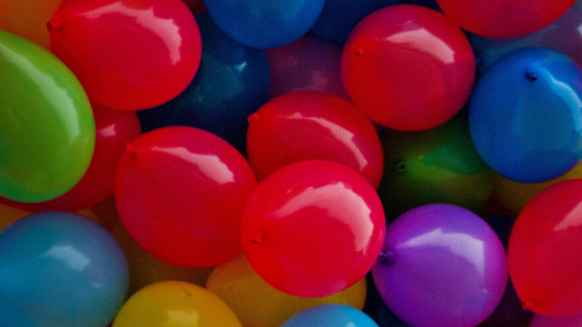 Viele bunte Luftballons. Viele bunte Luftballons.