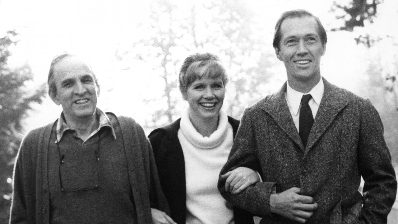 Der schwedische Regisseur Ingmar Bergman lacht mit den beiden Hauptdarstellern Liv Ullmann und David Carradine seines neuen Films "Das Schlangenei", aufgenommen 1977 in München am Rande der Dreharbeiten. Der schwedische Regisseur Ingmar Bergman lacht mit den beiden Hauptdarstellern Liv Ullmann und David Carradine seines neuen Films "Das Schlangenei", aufgenommen 1977 in München am Rande der Dreharbeiten.