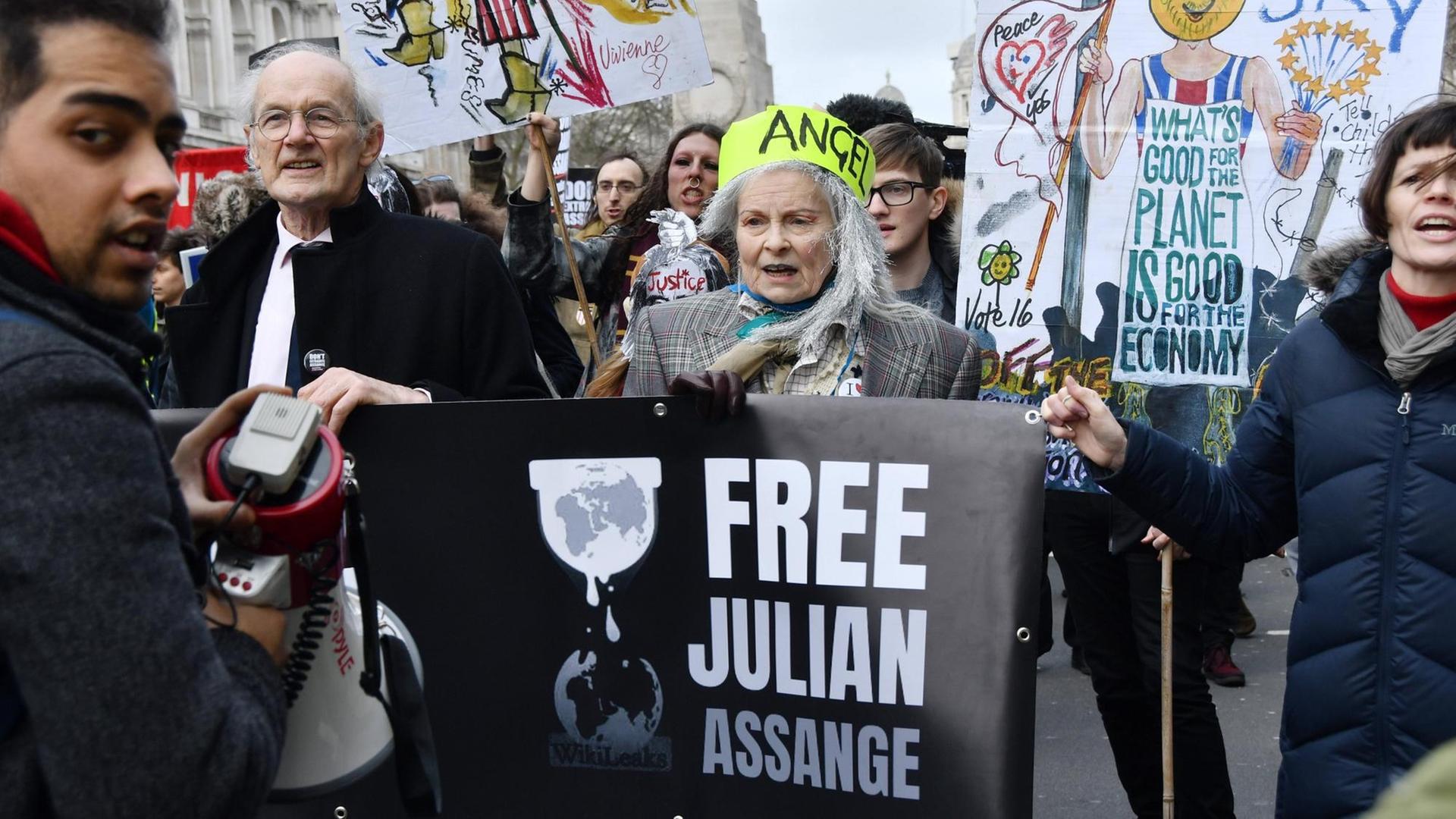 Vivienne Westwood demonstriert mit anderen Teilnehmern gegen eine Auslieferung von Julian Assange an die USA in London, Februar 2020. Vivienne Westwood demonstriert mit anderen Teilnehmern gegen eine Auslieferung von Julian Assange an die USA in London, Februar 2020.