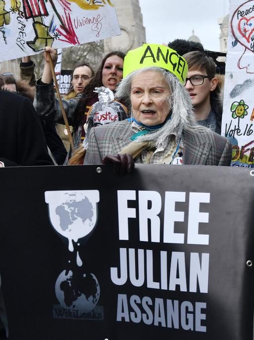 Vivienne Westwood demonstriert mit anderen Teilnehmern gegen eine Auslieferung von Julian Assange an die USA in London, Februar 2020.