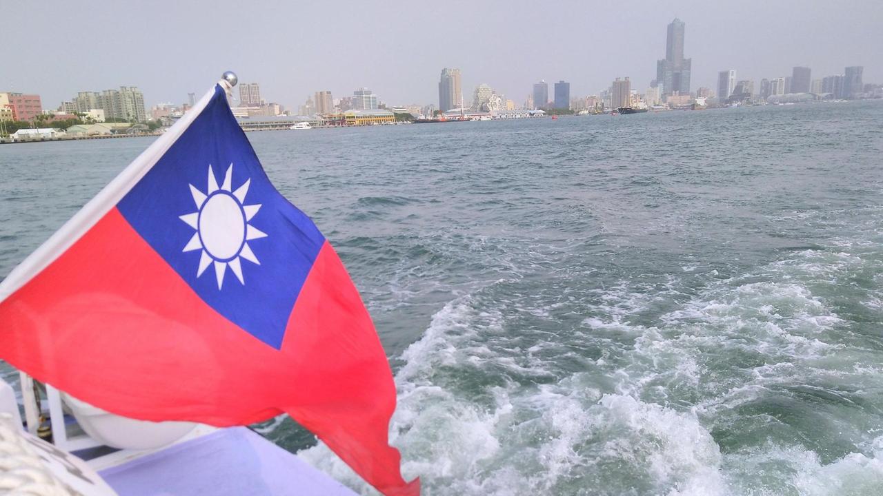 Taiwans Flagge ist gleichzeitig die Flagge der Kuomintang. Hier weht sie im Hafen der zweitgrößten Stadt Kaohsiung. Taiwans Flagge ist gleichzeitig die Flagge der Kuomintang. Hier weht sie im Hafen der zweitgrößten Stadt Kaohsiung.