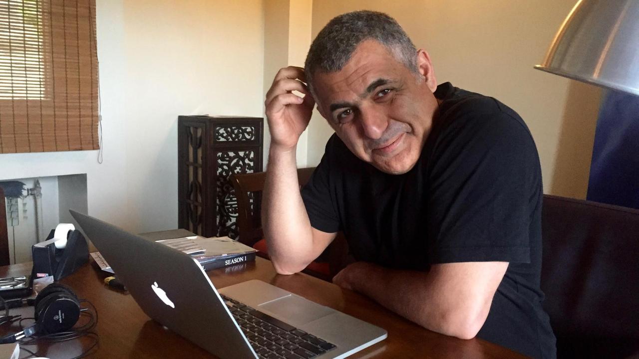 Sie sehen den Filmemacher Mani Haghighi, er sitzt am Computer.