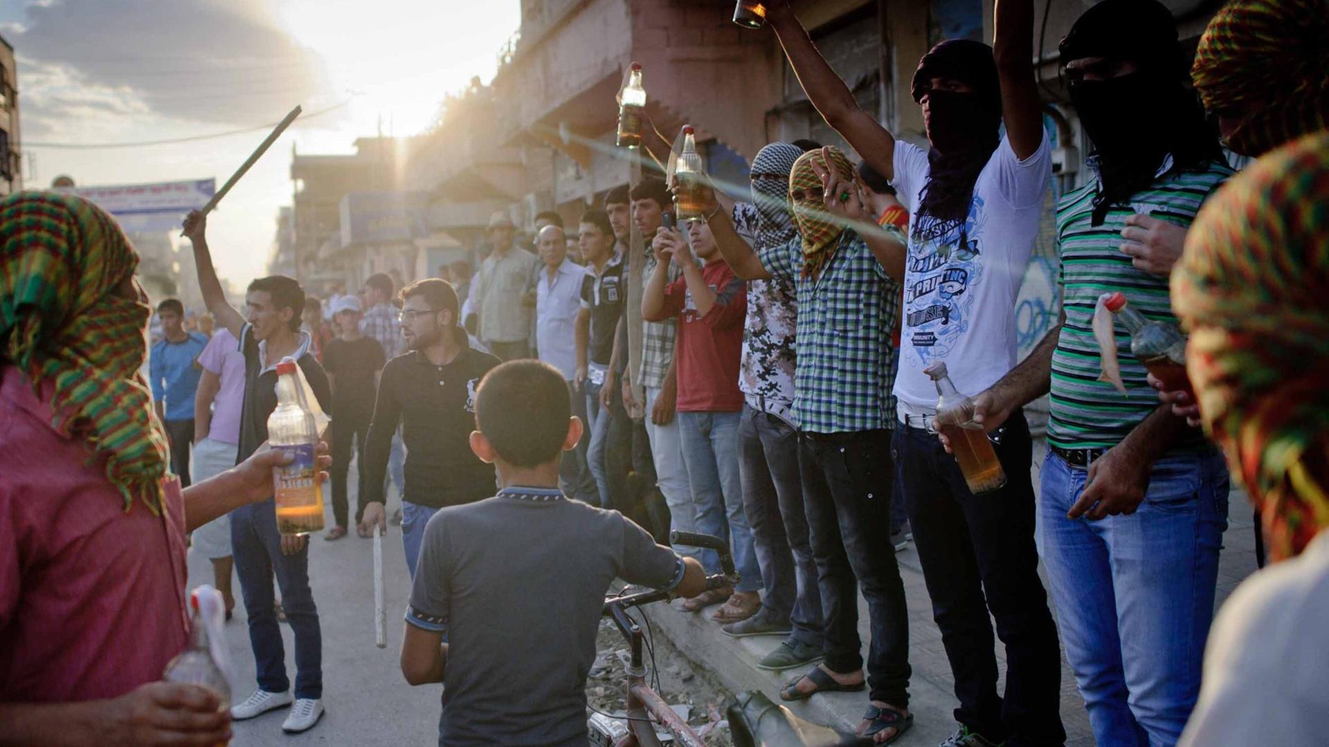 Die Kurden bilden die Bevölkerungsmehrheit im Norden Syriens. In einigen Städten im Norden des Landes hat die kurdische Partei der Demokratischen Union (PYD) die Macht übernommen. Die PYD ist der syrische Ableger der türkischen PKK. Die Kurden bilden die Bevölkerungsmehrheit im Norden Syriens. In einigen Städten im Norden des Landes hat die kurdische Partei der Demokratischen Union (PYD) die Macht übernommen. Die PYD ist der syrische Ableger der türkischen PKK.
