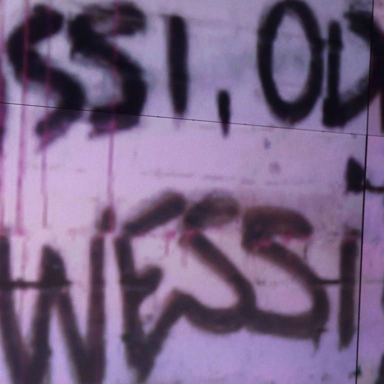 Ossi oder Wessi, fragt ein Graffito an der Wand. Auch 28 Jahre nach der Wiedervereinigung existieren diese Kategorien.