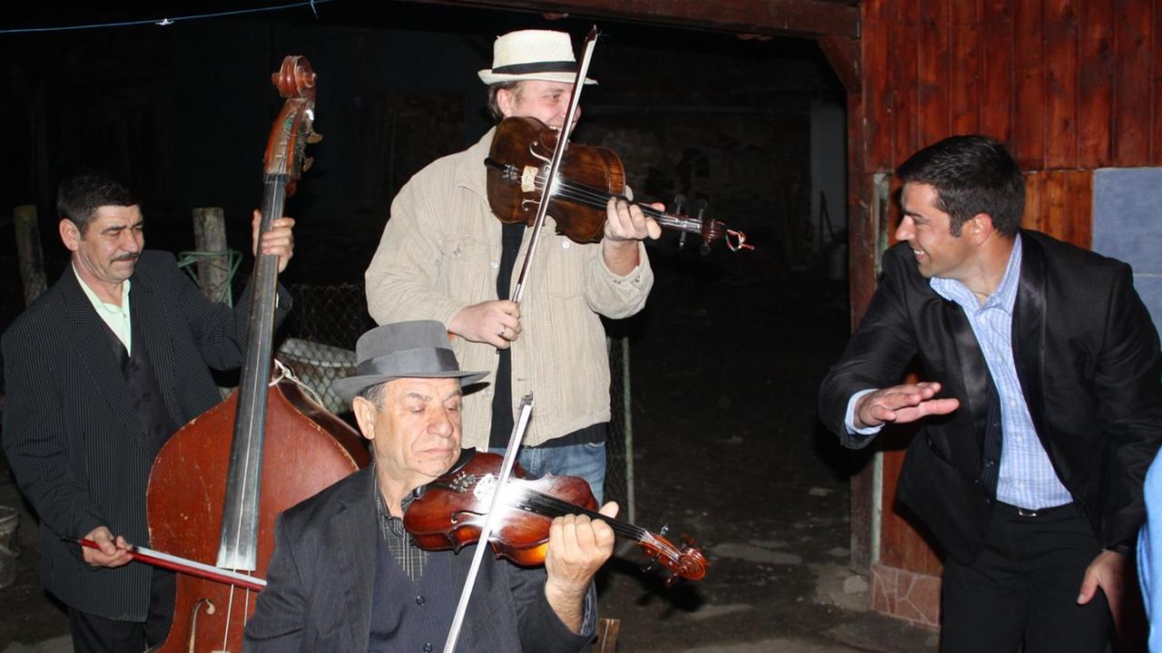Die Szászcsávás Band beim gemeinsamen Musizieren in Szászcsávás, Rumänien. Die Szászcsávás Band beim gemeinsamen Musizieren in Szászcsávás, Rumänien.