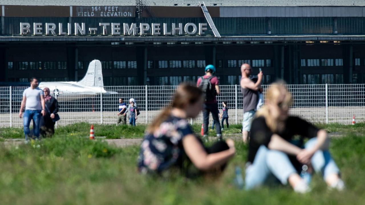 Zahlreiche Besucher genießen auf dem Tempelhofer Feld das schöne Wetter am Pfingstwochenende. Zahlreiche Besucher genießen auf dem Tempelhofer Feld das schöne Wetter am Pfingstwochenende.