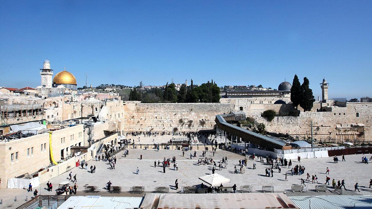 Die Klagemauer in Jerusalem mit dem Felsendom im Hintergrund. Die Klagemauer in Jerusalem mit dem Felsendom im Hintergrund.
