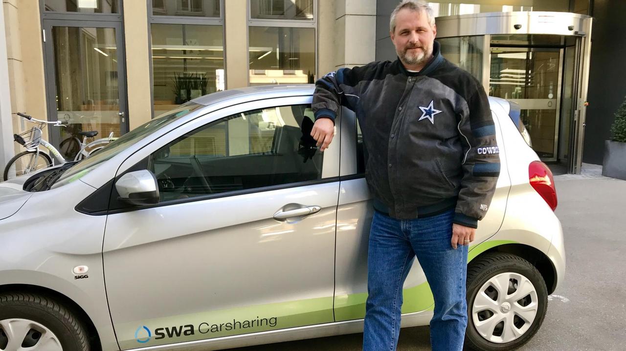 Alexander Görbing mit einem Wagen, den die Augsburger Stadtwerke als Carsharing anbieten. Alexander Görbing mit einem Wagen, den die Augsburger Stadtwerke als Carsharing anbieten.