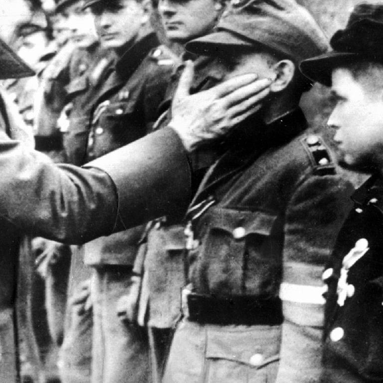 Eine der letzten Aufnahmen von Adolf Hitler vom 20.03.1945 zeigt ihn bei der Auszeichnung von Mitgliedern der Berliner Hitler-Jugend, die zum Ende des Zweiten Weltkrieges in Volkssturmeinheiten zusammengefaßt wurden. 
