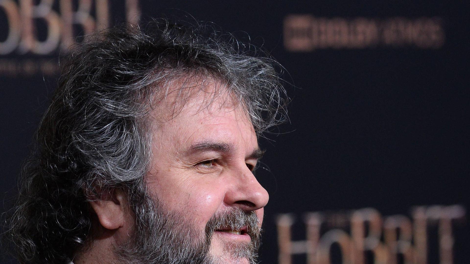 Regisseur Peter Jackson steht vor einem Filmplakat mit der Aufschrift Hobbit Regisseur Peter Jackson steht vor einem Filmplakat mit der Aufschrift Hobbit