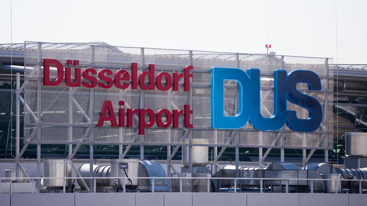 Das Logo des Flughafens Düsseldorf: Von hier wurde Sami A. nach Tunesien abgeschoben