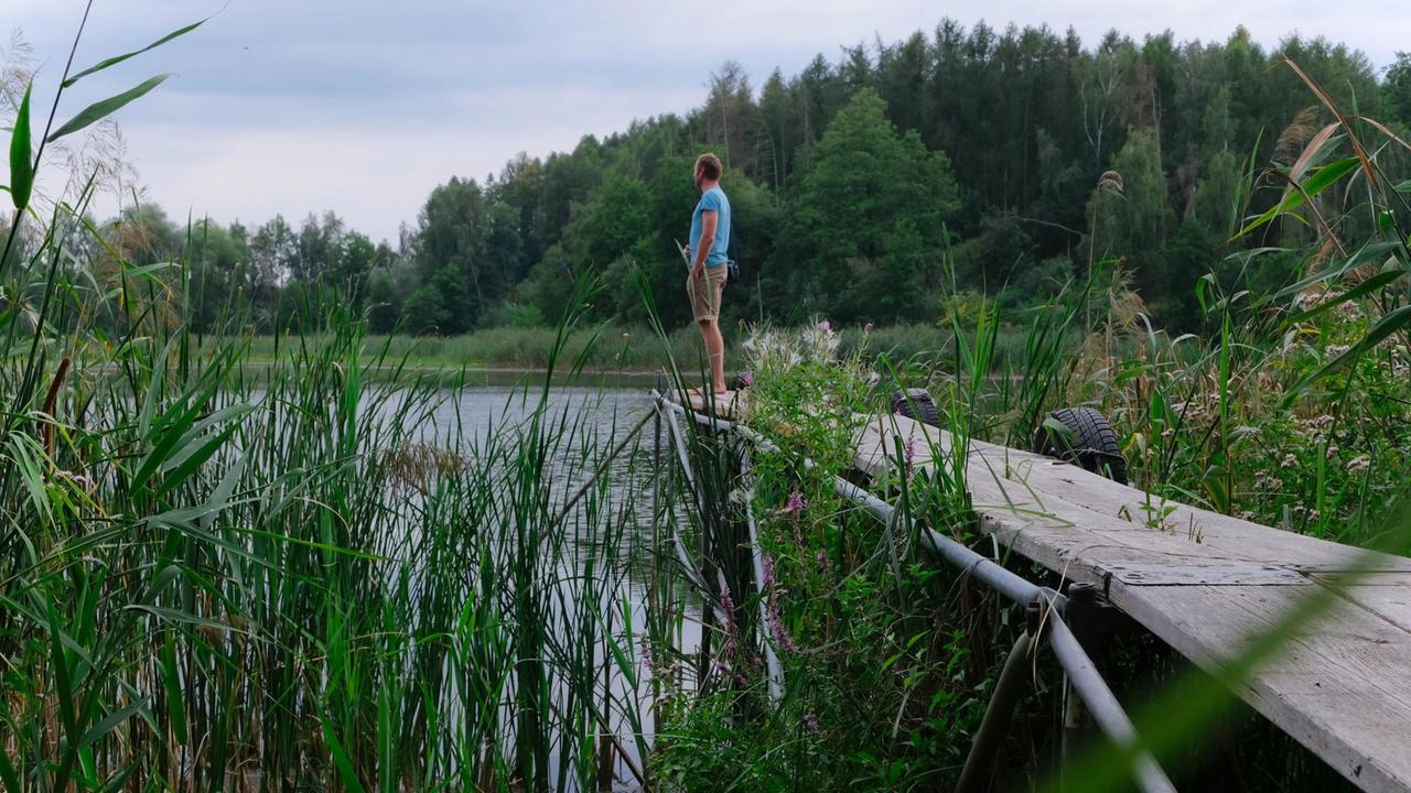 Tobias Scharnweber steht am Wesensee bei Brodowin auf einem Steg. Tobias Scharnweber steht am Wesensee bei Brodowin auf einem Steg.